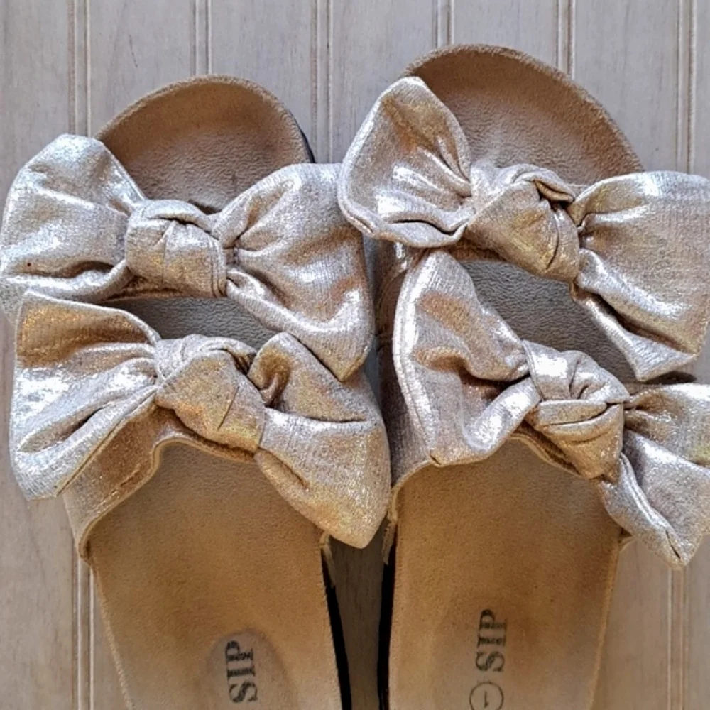NEW Sip Boutique Metallic Gold Bows Slip-On Girly Fun Comfy Sandals Cork Footbed